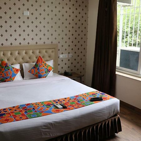 เอสอาร์ เรซิเดนซี Hotel Zirakpur ภายนอก รูปภาพ