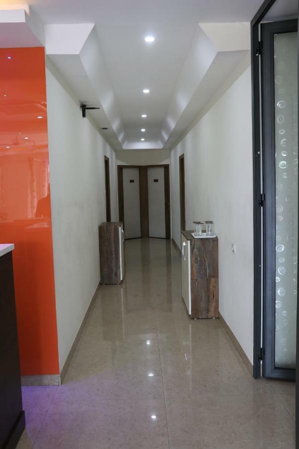 เอสอาร์ เรซิเดนซี Hotel Zirakpur ภายนอก รูปภาพ