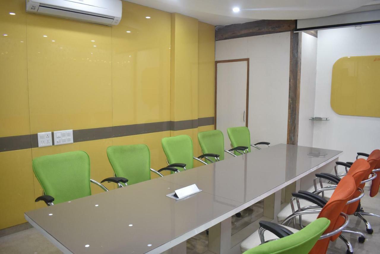เอสอาร์ เรซิเดนซี Hotel Zirakpur ภายนอก รูปภาพ