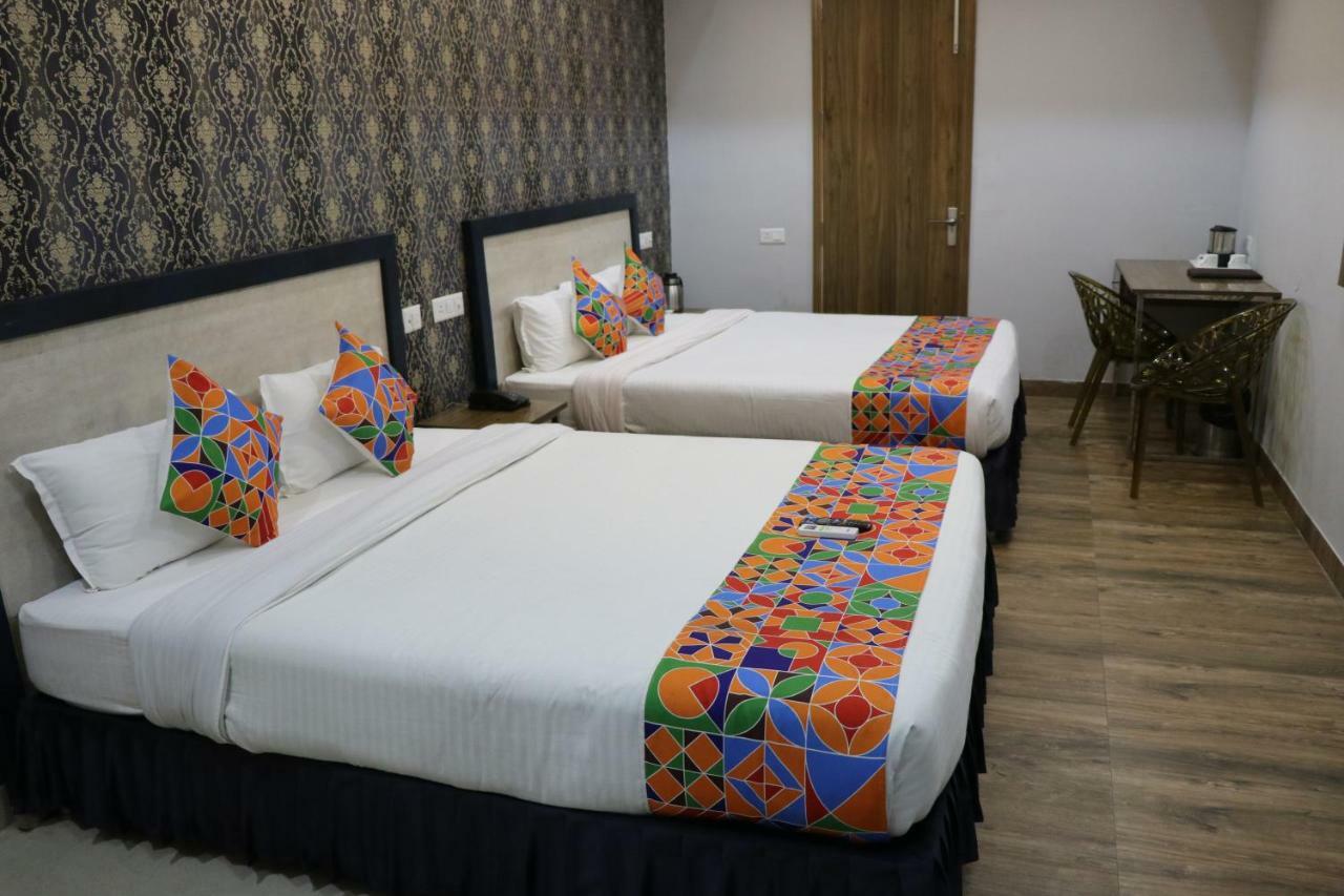เอสอาร์ เรซิเดนซี Hotel Zirakpur ภายนอก รูปภาพ