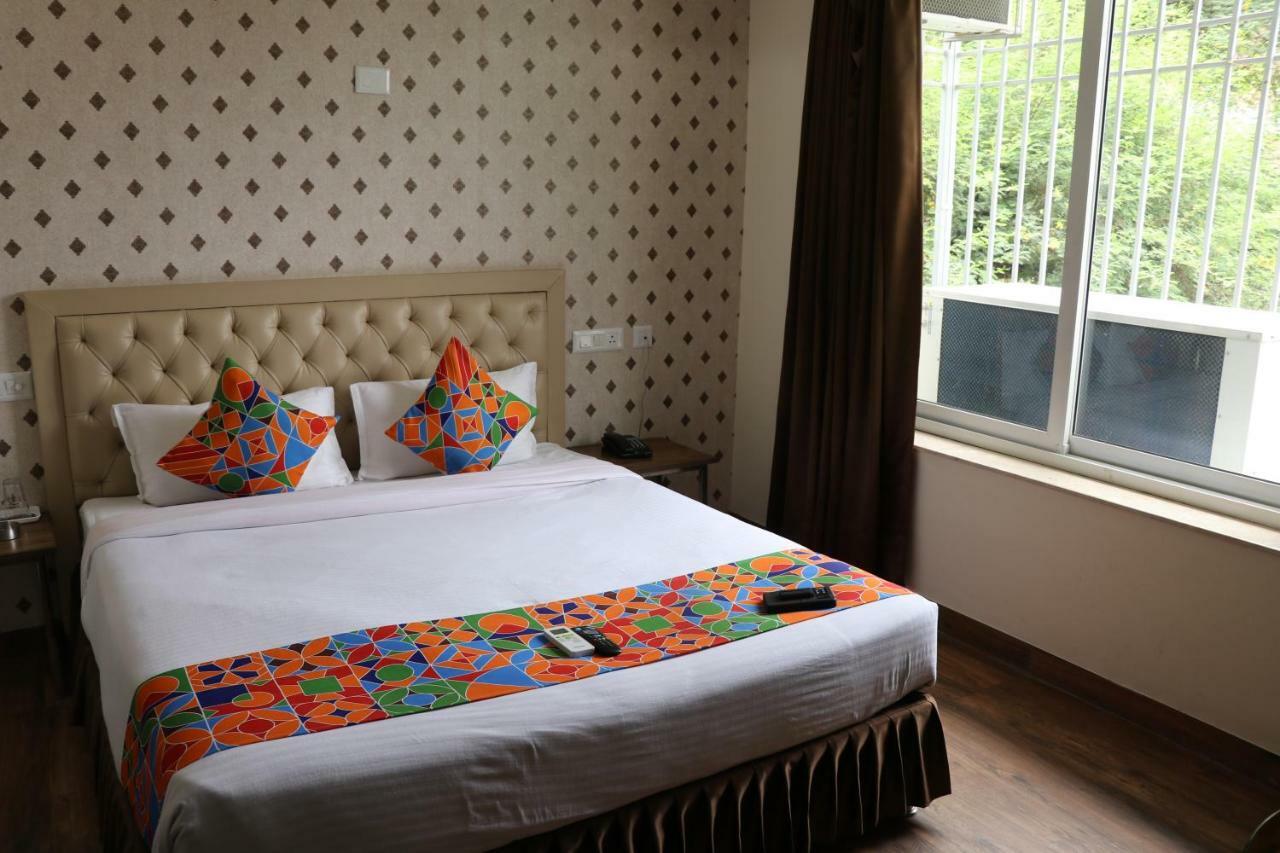 เอสอาร์ เรซิเดนซี Hotel Zirakpur ภายนอก รูปภาพ
