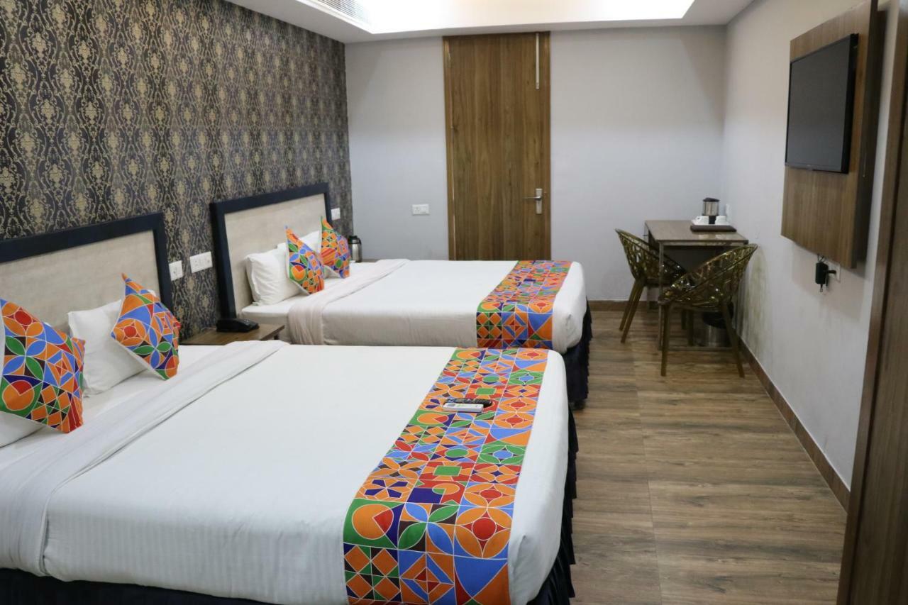เอสอาร์ เรซิเดนซี Hotel Zirakpur ภายนอก รูปภาพ