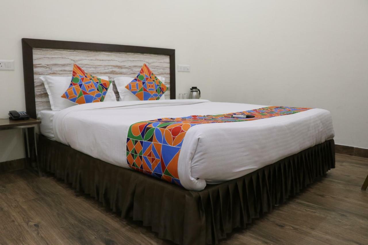 เอสอาร์ เรซิเดนซี Hotel Zirakpur ภายนอก รูปภาพ