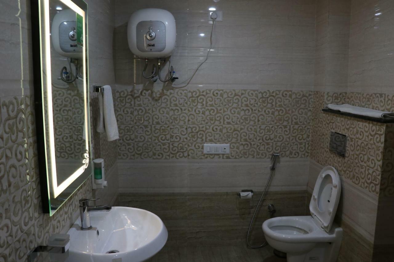 เอสอาร์ เรซิเดนซี Hotel Zirakpur ภายนอก รูปภาพ